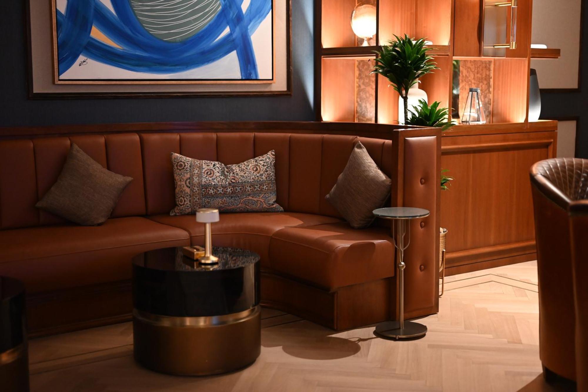 Mansard Riyadh, A Radisson Collection Hotel 외부 사진 A leather sofa